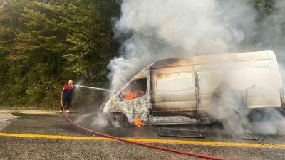Kastamonu’nun Cide ilçesinde seyir halindeki panelvan araçta çıkan yangın itfaiye