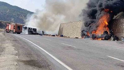 Siirt-Baykan karayolunda iki tırın çarpışması sonucu çıkan yangında araçlar alev