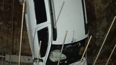 Siirt’in Pervari ilçesinde çalışma yapılan menfez çukuruna düşen otomobildeki 2