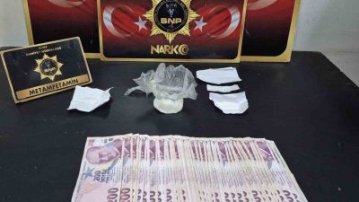 Siirt’te narkotik polislerince sokak satıcılarına yönelik düzenlenen operasyonda gözaltına alınan
