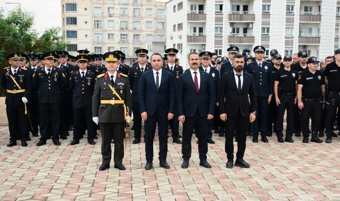 Şırnak’ın Silopi ilçesinde, 29 Ekim Cumhuriyet Bayramı kutlamaları kapsamında çelenk