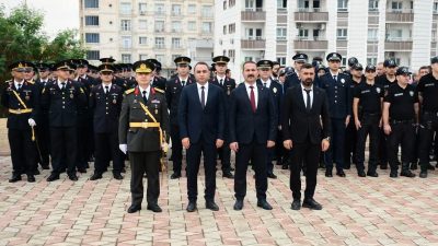 Şırnak’ın Silopi ilçesinde, 29 Ekim Cumhuriyet Bayramı kutlamaları kapsamında çelenk