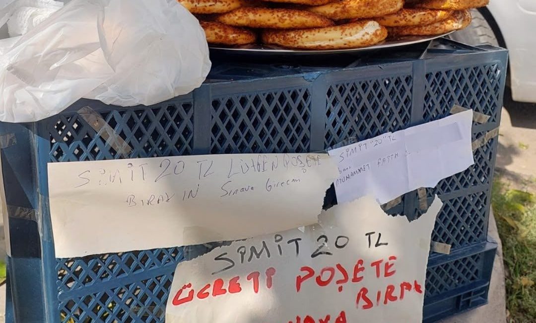 Elazığ’da bir simitçi, tezgahına “Simit 20 TL ücreti poşete bırak,