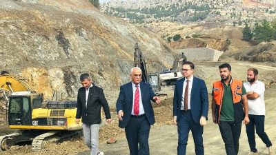 Adıyaman’ın Sincik Kaymakamı Fatih Yıldız, Sincik-Kahta karayolunda sürdürülen yol yapım