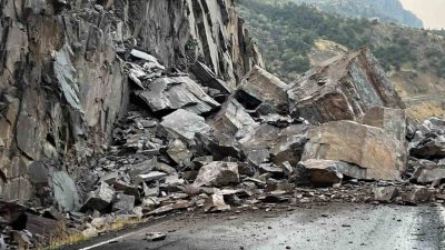 Şırnak’ın Beytüşşebap ilçesinde etkili olan aşırı yağışlar, karayoluna kaya düşmesine