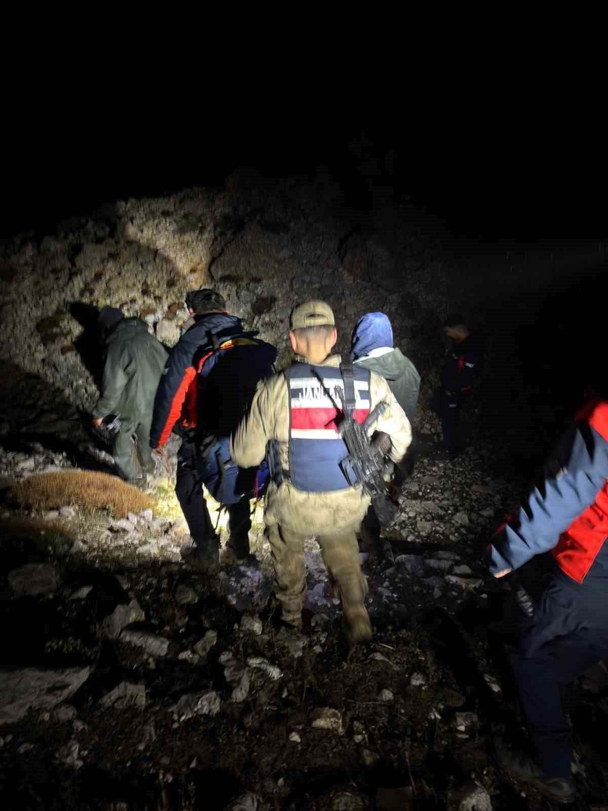 Tunceli’nin Ovacık ilçesinde keçilerini aramak için yaylaya çıkan 2 kişi,