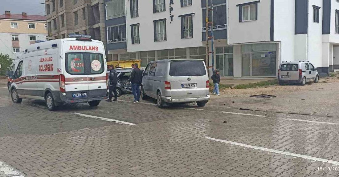 Sivas’ın Gürün ilçesinde iki aracın karıştığı trafik kazasında 4 kişi