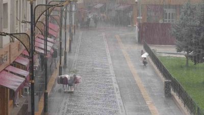 Sivas’ta yer yer etkili olan kuvvetli sağanak bazı köylerde maddi