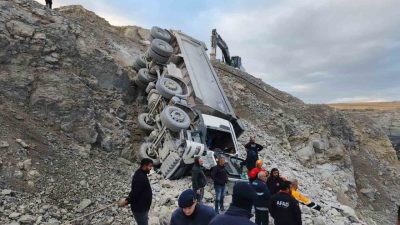 Sivas’ın Ulaş ilçesinde taş ocağında kontrolden çıkarak devrilen kamyonun sürücüsü