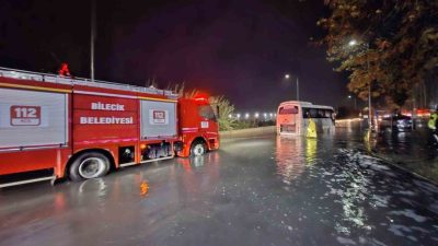 Bilecik’te sağanak yağış nedeniyle oluşan su birikintisinde mahsur kalan işçi