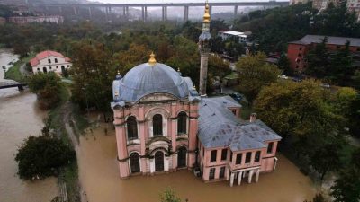 Şiddetli yağış nedeniyle Kağıthane Deresi taşarken tarihi Sadabad Camii ve