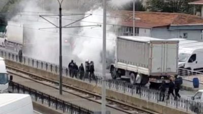 İstanbul Sultangazi’de seyir halindeki bir kamyonun ön kısmında bilinmeyen nedenle