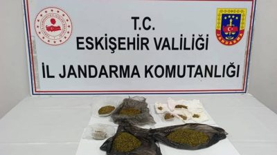 Eskişehir’de jandarma ekiplerince bir araçta ve içerisindeki şahsın üzerinde yapılan
