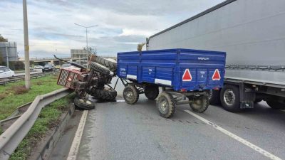 Eskişehir’de sürücüsünün kontrolünden çıkan traktörün orta refüje devrildiği trafik kazası