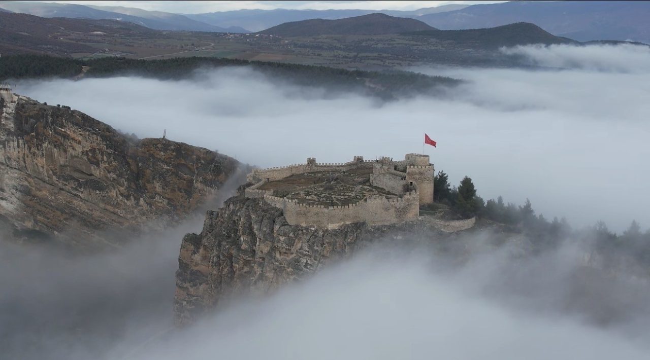 Sinop’un Boyabat ilçesinde etkili olan sis, tarihi Boyabat Kalesi’nde güzel