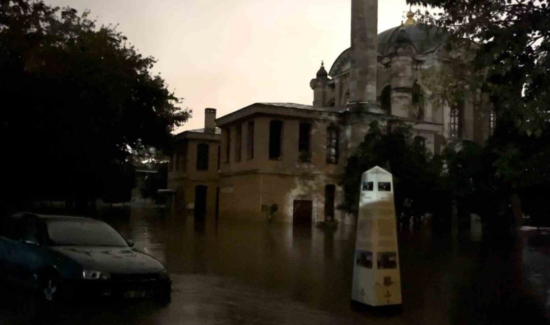 İstanbul Kağıthane’de etkili olan şiddetli yağış nedeniyle Kağıthane Deresi taştı.