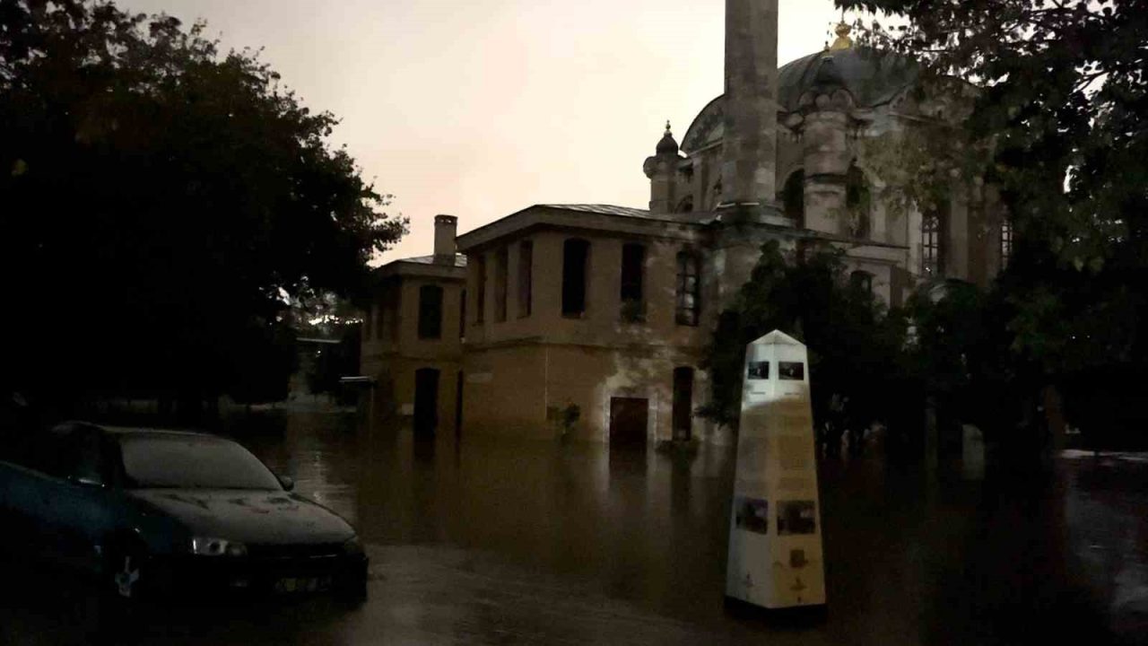 İstanbul Kağıthane’de etkili olan şiddetli yağış nedeniyle Kağıthane Deresi taştı.