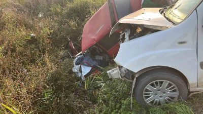 Mersin’in Tarsus ilçesinde otomobil ile hafif ticari aracın çarpışması sonucu