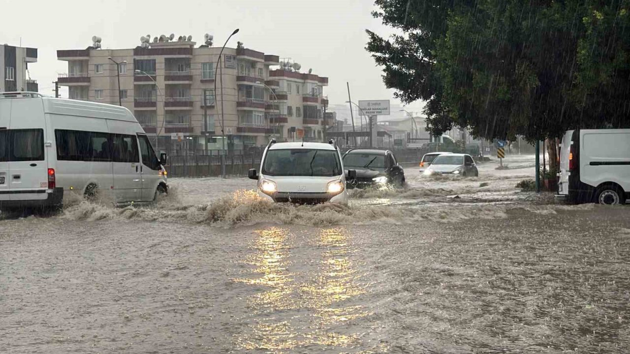 Mersin’in Tarsus ilçesinde etkili olan sağanak yağış nedeniyle bazı mahallelerde