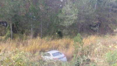 Kütahya’nın Tavşanlı ilçesinde kontrolden çıkarak dere yatağına devrilen otomobilin sürücüsü