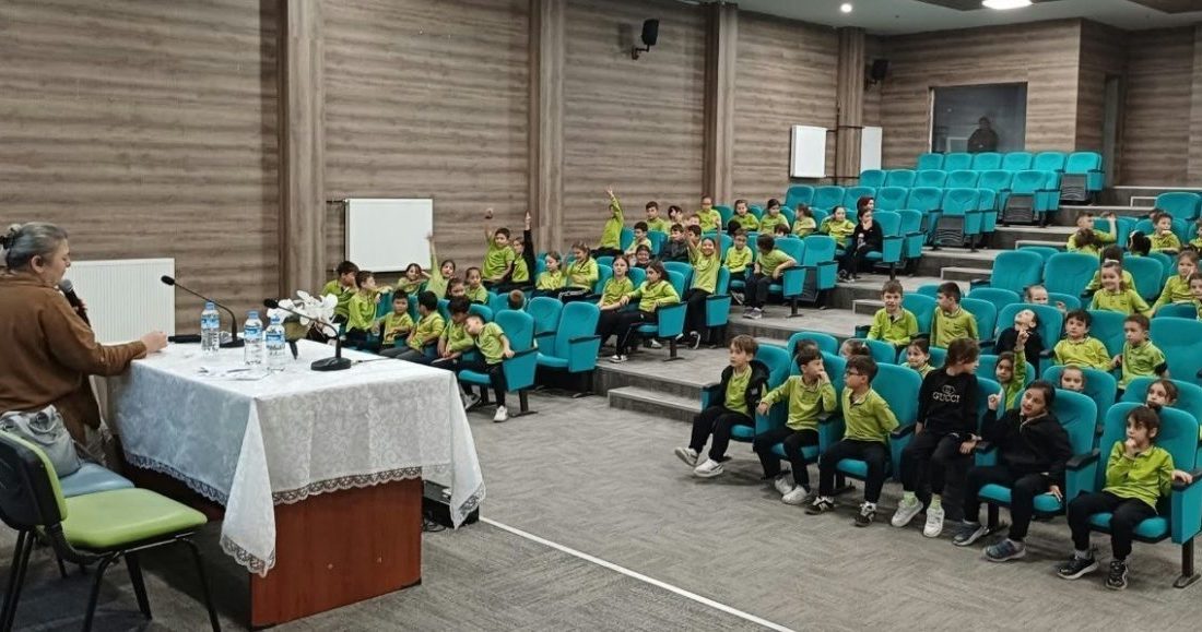 Kütahya’nın Tavşanlı ilçesinde, vergi dairesi personelleri tarafından ilkokul öğrencilerine yönelik