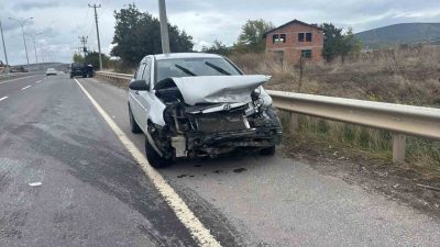 Kütahya’nın Tavşanlı ilçesinde otomobilin demir bariyerlere çarpması sonucu meydana gelen
