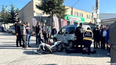 Kütahya’nın Tavşanlı ilçesinde otomobil ile motosikletin çarpışması sonucu meydana gelen