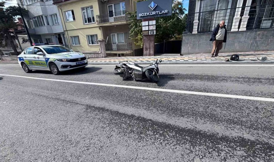 Kütahya’nın Tavşanlı ilçesinde, motosikletin önce öğrenci servisine, ardından otomobile çarpması