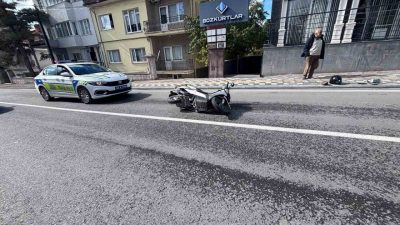 Kütahya’nın Tavşanlı ilçesinde, motosikletin önce öğrenci servisine, ardından otomobile çarpması