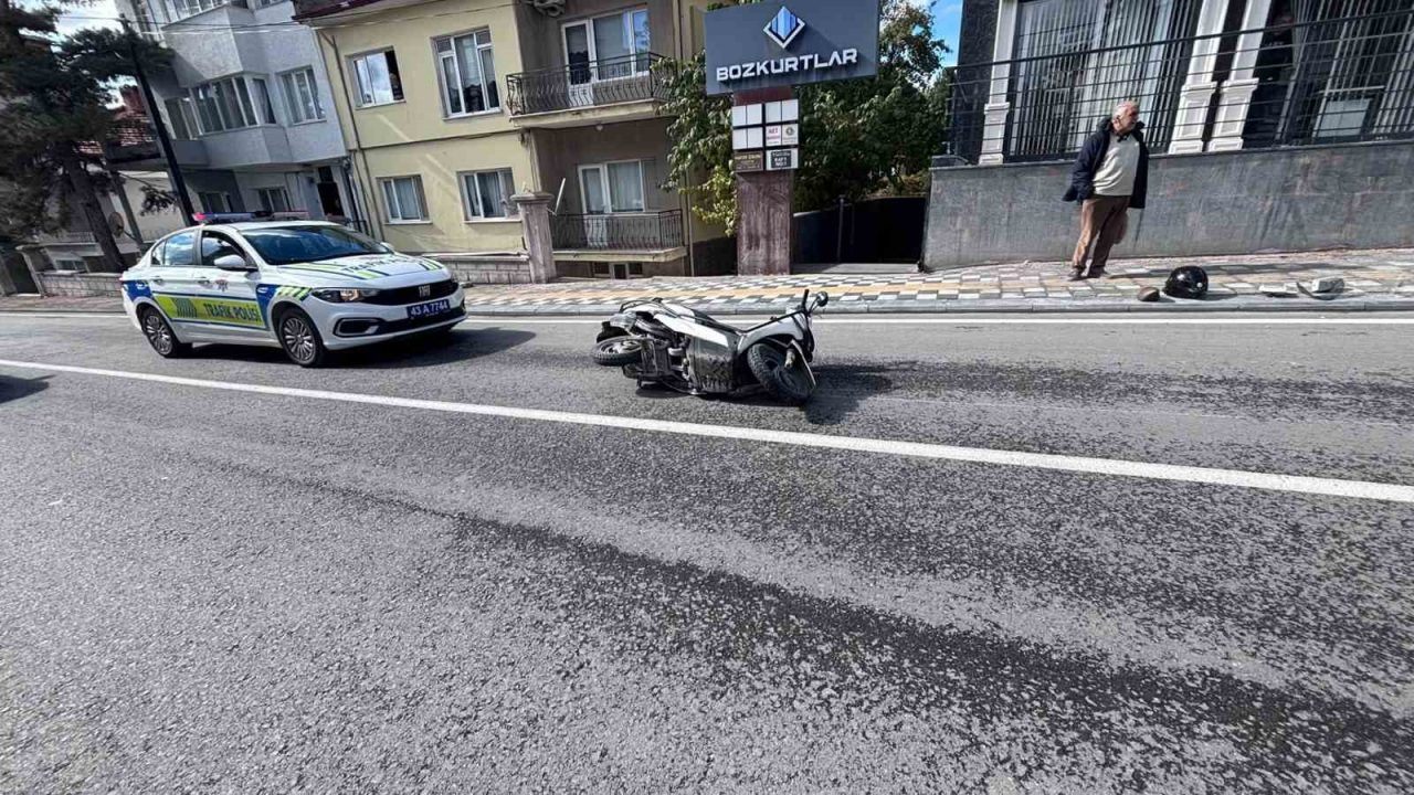 Kütahya’nın Tavşanlı ilçesinde, motosikletin önce öğrenci servisine, ardından otomobile çarpması