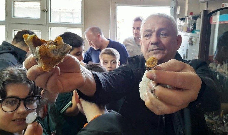 Kütahya’nın Tavşanlı ilçesinde Ressam Abdullah Taktak Ortaokulu öğrencileri, doğal taş