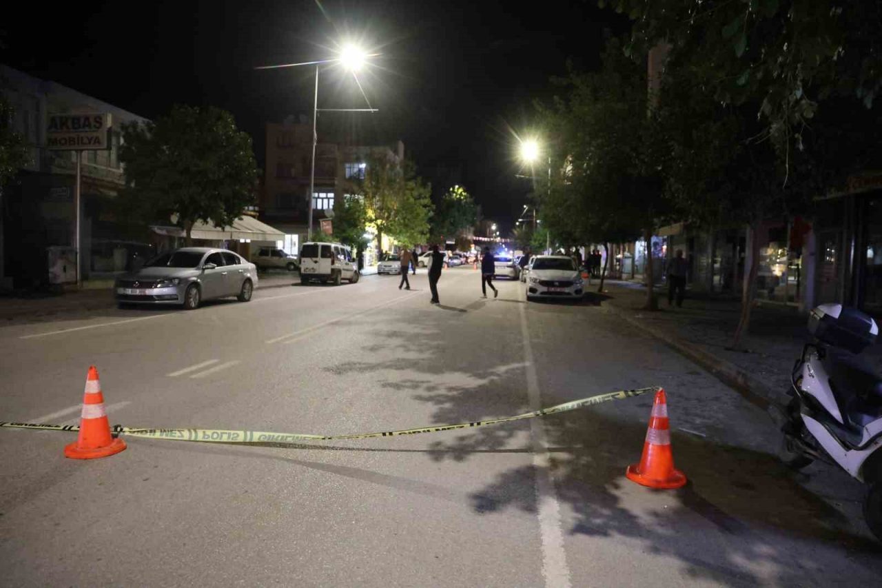 Adana’nın Kozan ilçesinde 2 kişi, husumetli oldukları şahsa ait tekel