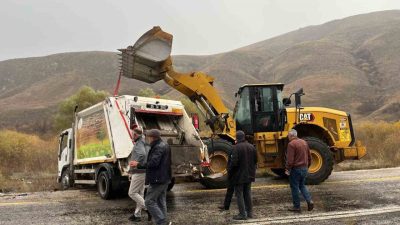Erzurum’un Tekman ilçesinde belediyeye ait çöp kamyoneti, sürücüsünün direksiyon hâkimiyetini