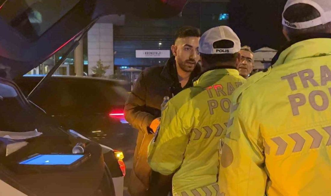 Kayseri’nin Melikgazi ilçesinde kontrolden çıkan otomobil refüje çıktı. Kaza sonrası