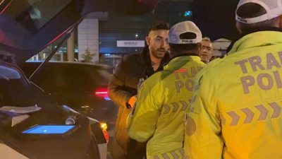 Kayseri’nin Melikgazi ilçesinde kontrolden çıkan otomobil refüje çıktı. Kaza sonrası