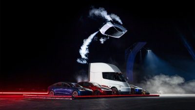 Tesla, Texas eyaletindeki tesisinde düzenlediği etkinlikte roket teknolojileriyle donatılan elektrikli