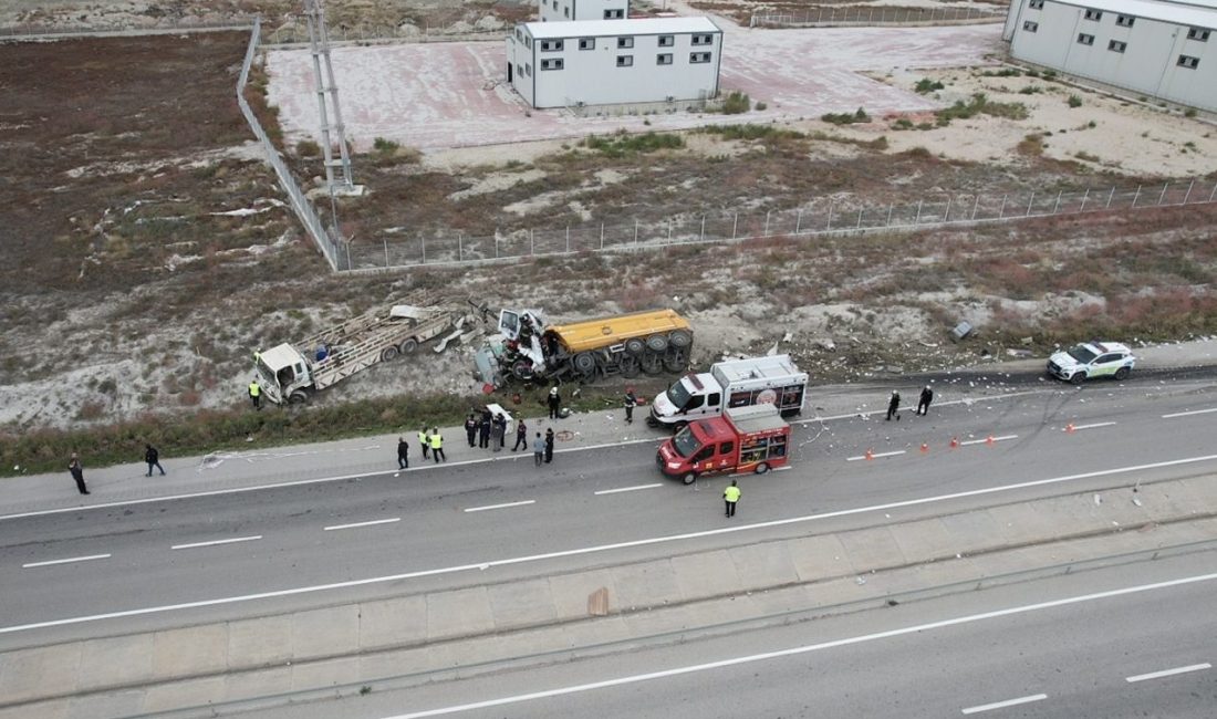 Konya’da tırın demir yüklü kamyona çarpması sonucu meydana gelen trafik