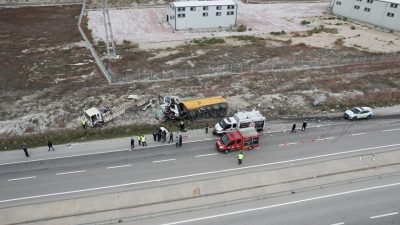 Konya’da tırın demir yüklü kamyona çarpması sonucu meydana gelen trafik