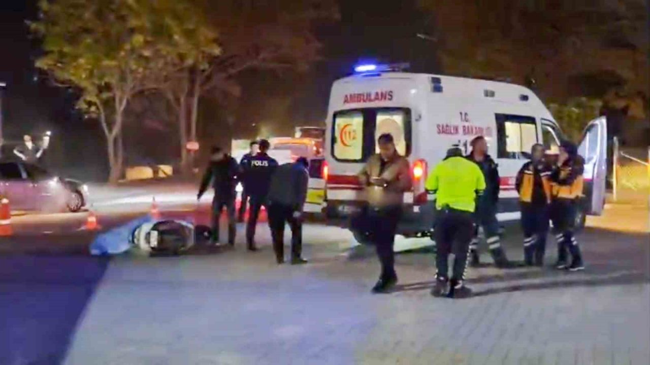 Manisa’nın Turgutlu ilçesinde tırın altında kalan motosiklet sürücüsü hayatını kaybetti.