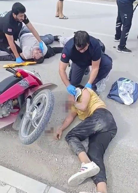 Hatay’da tırla çarpışan motosikletten yere savrulan 3 kişi yaralandı. Kaza,