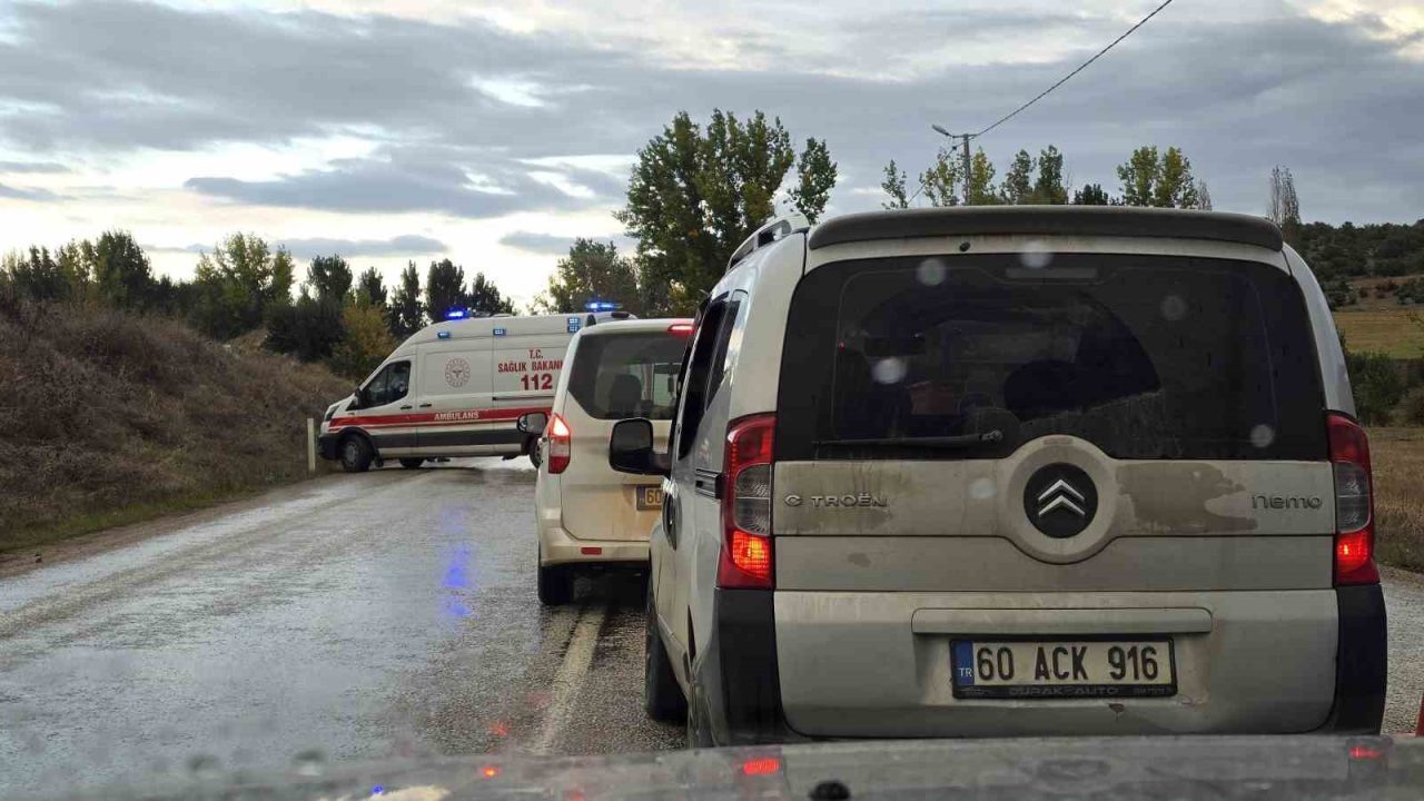 Tokat’ta iki otomobilin kafa kafaya çarpıştığı kazada 5 kişi yaralandı.