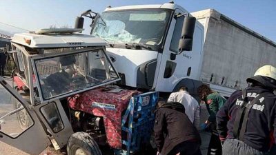Tokat’ın Erbaa ilçesinde tır ile traktörün çarpışması sonucu 2 kişi