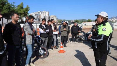 Adana’nın Kozan ilçesinde motosiklet kazalarının önüne geçmek amacıyla motokuryelere yönelik