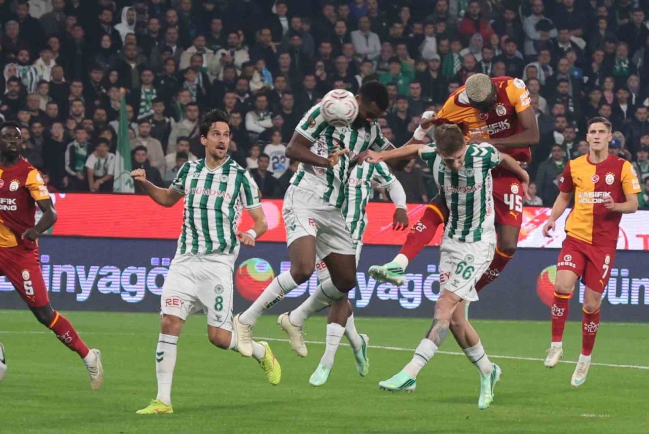 Trendyol Süper Lig 10. hafta maçında Konyaspor sahasında Galatasaray ile