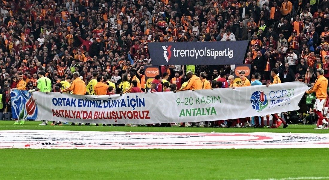 Trendyol Süper Lig’in 9. haftasında kulüpler sahaya COP31 pankartıyla çıktı.