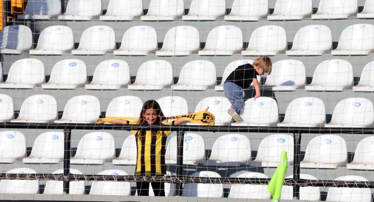 TFF 1. Lig Muğlaspor-İstanbulspor maçında konuk ekip için ayrılan tribünde
