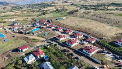 Tunceli’nin Burmageçit köyünde yapımı tamamlanan 11 kırsal konutun anahtarı hak