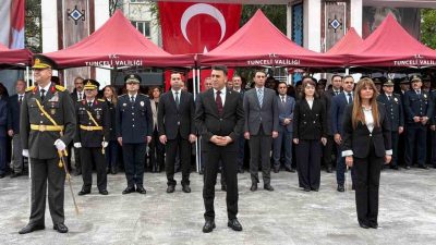 Tunceli’de 29 Ekim Cumhuriyet Bayramı kutlamaları çelenk sunulmasıyla başladı. Türkiye