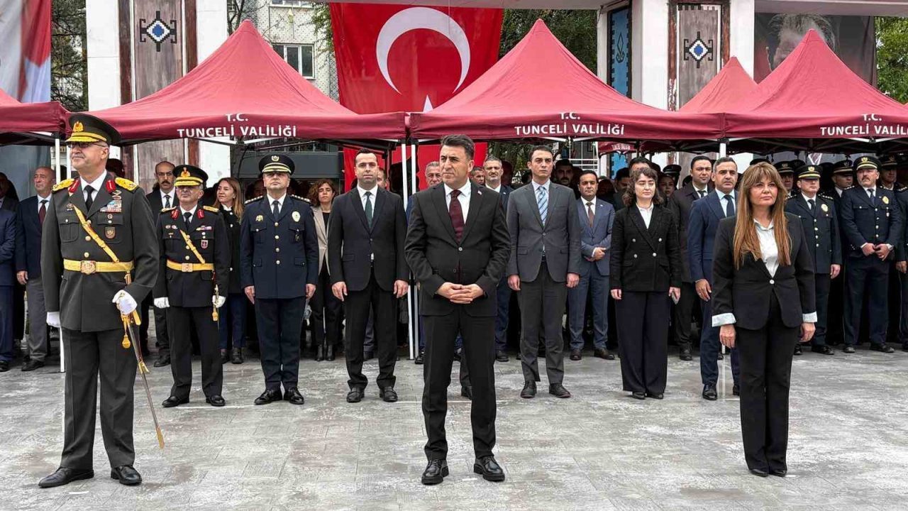 Tunceli’de 29 Ekim Cumhuriyet Bayramı kutlamaları çelenk sunulmasıyla başladı. Türkiye