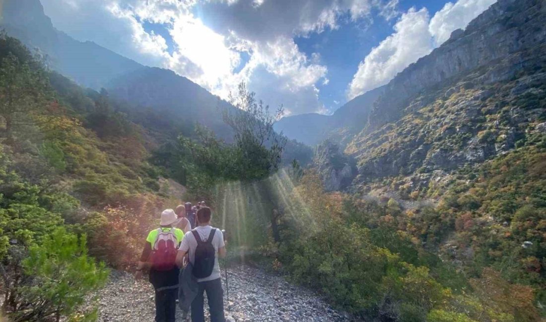 Turgutlu Belediyesi Dağcılık Akademisi üyeleri, Tarihi Oduncu Yolu’ndan başlayarak Geyik